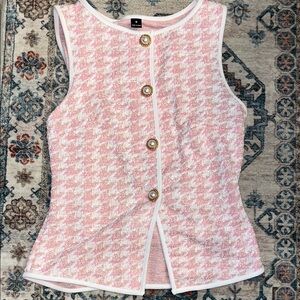 NWOT Beautiful SHEIN Pink and White Houndstooth Top with elegant pearl buttons!